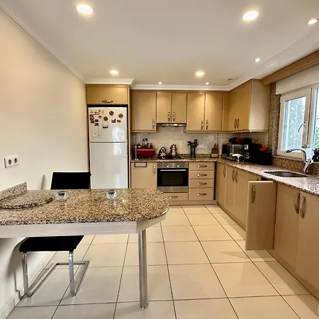 Wonderful 3 Bed Duplex In Sought After Prime Community Apartamento