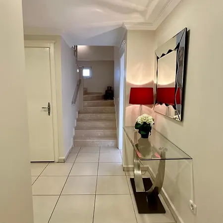 Wonderful 3 Bed Duplex In Sought After Prime Community Apartamento