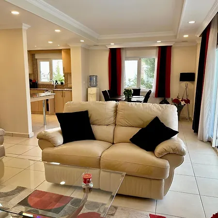Wonderful 3 Bed Duplex In Sought After Prime Community Appartamento Side