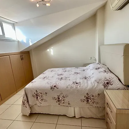 Wonderful 3 Bed Duplex In Sought After Prime Community * Side